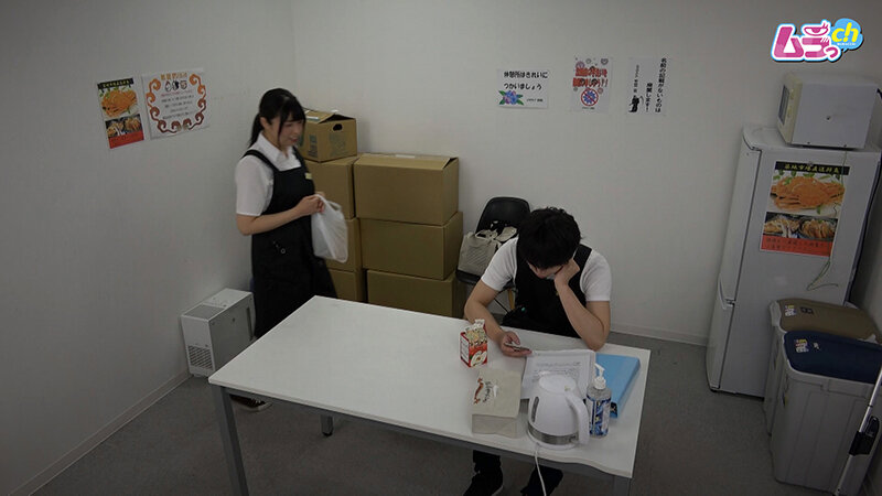 ＜盗撮＞ ニンゲン観察 パート先の休憩室で二十歳の誕生日を迎えたばかり...