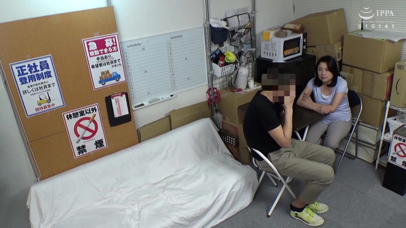 ＜盗撮＞ パートの人妻さんが若い従業員をこっそり連れ込んで楽しむヤリ部...