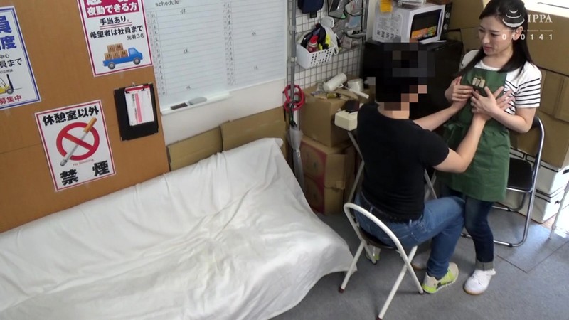 ＜盗撮＞ パートの人妻さんが若い従業員をこっそり連れ込んで楽しむヤリ部...