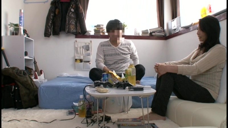 ＜盗撮＞ イケメンが熟女を部屋に連れ込んでSEXに持ち込む様子を盗撮し...