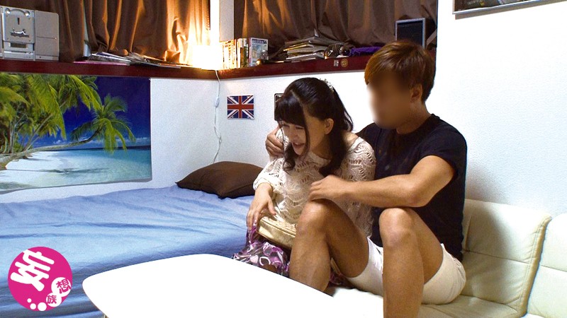 ＜盗撮＞ イケメンが熟女を部屋に連れ込んでSEXに持ち込む様子を盗撮し...