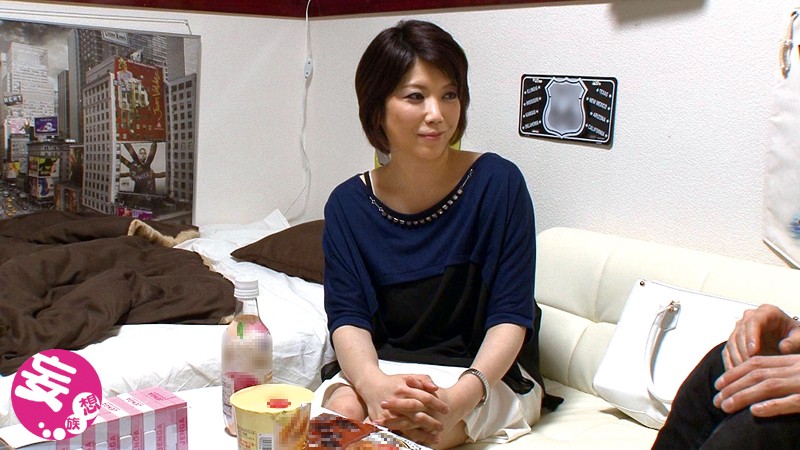 ＜盗撮＞ イケメンが熟女を部屋に連れ込んでSEXに持ち込む様子を盗撮し...