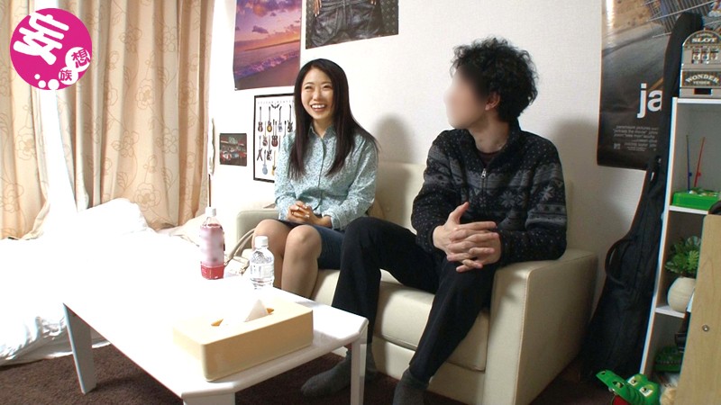 ＜盗撮＞ イケメンが熟女を部屋に連れ込んでSEXに持ち込む様子を盗撮し...