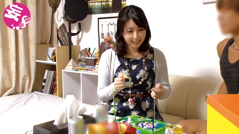 ＜盗撮＞ イケメンが熟女を部屋に連れ込んでSEXに持ち込む様子を盗撮し...