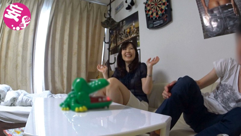 ＜盗撮＞ イケメンが熟女を部屋に連れ込んでSEXに持ち込む様子を盗撮し...