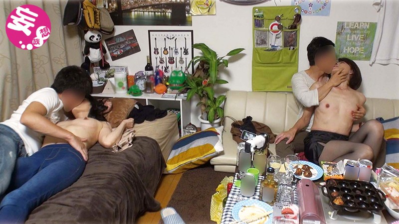 ＜盗撮＞ イケメンが熟女を部屋に連れ込んでSEXに持ち込む様子を盗撮し...