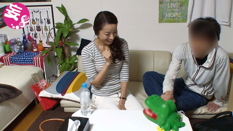 ＜盗撮＞ イケメンが熟女を部屋に連れ込んでSEXに持ち込む様子を盗撮し...