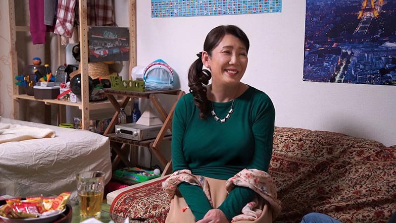 ＜盗撮＞ イケメンが熟女を部屋に連れ込んでSEXに持ち込む様子を盗撮し...