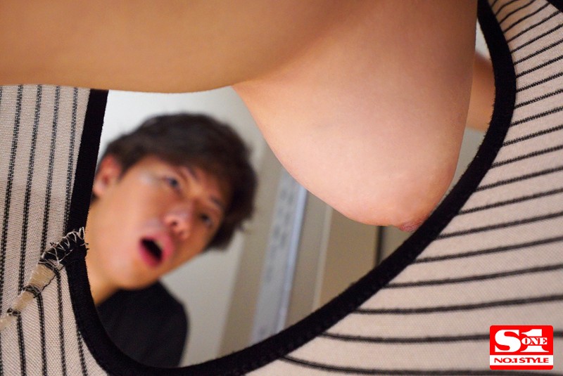 ＜盗撮＞ 無意識な横乳、無防備な下乳 奥田咲 『FANZA』