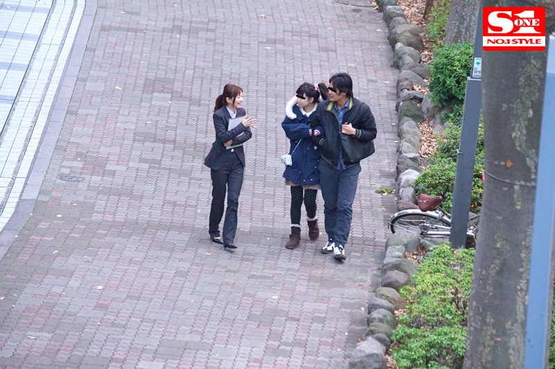 ＜盗撮＞ 素人男性を彼女のすぐそばで寝取る… カップルNTR密着誘惑性...