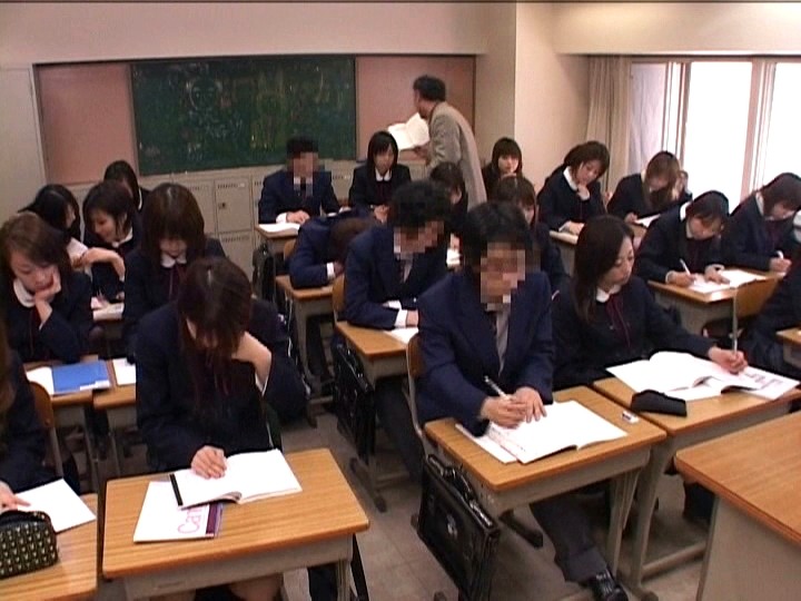 ＜盗撮＞ 「○校教師だから撮れた！ラブラブ女子校生の校内イチャつき手コ...