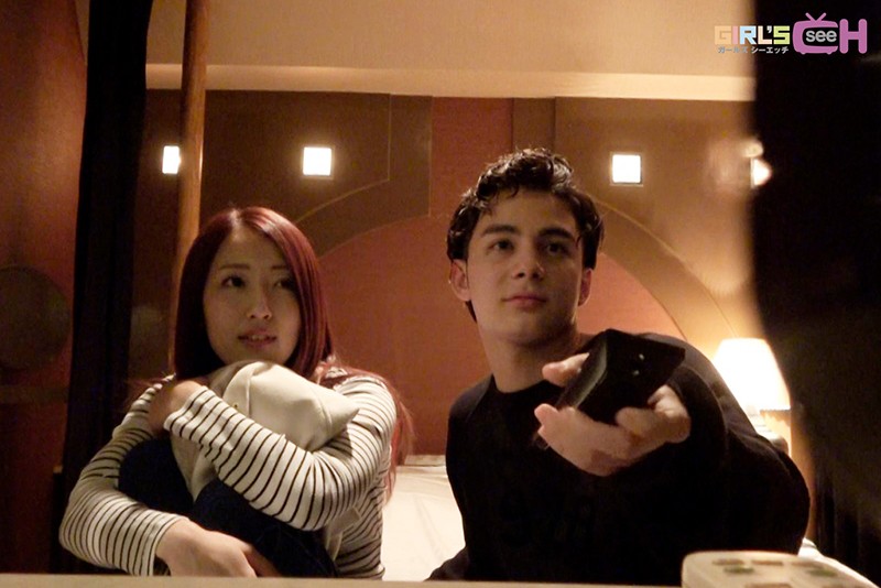 ＜盗撮＞ ラブホ盗撮 出会い系で出会ったイケメンが乳首ビンビンのドスケ...