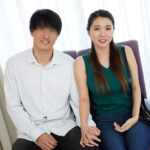 ＜盗撮＞ 寝取らせ検証『夫婦のセックスを記念に残すはずが代役との疑似SEXに…』プライベートAV制作で他人棒をオマ○コに擦られ続けた妻はその後浮気してしまうのか？ VOL.4 ヒカルさん（28歳） 『FANZA』