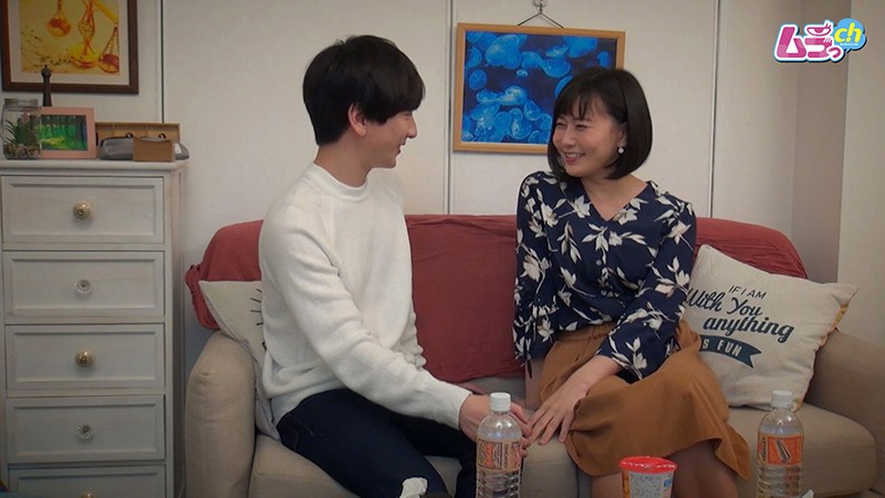 ＜盗撮＞ カップル盗撮 色気ムンムンの女が年下彼氏のウブな反応にS心掻...