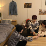 ＜盗撮＞ ニンゲン観察 友人の家で友人が横で寝ているにも関わらずハードピストンでイキまくる変態カップル 『FANZA』