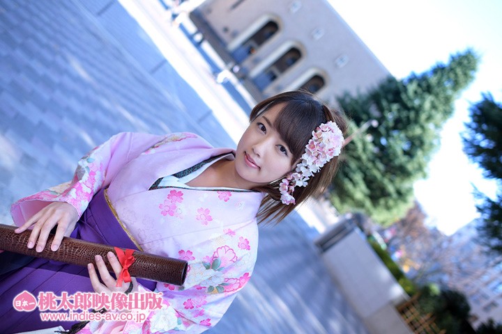 ＜盗撮＞ 祝！卒業式！！寝取られ女子大生～片思いの男の目の前で寝とって...