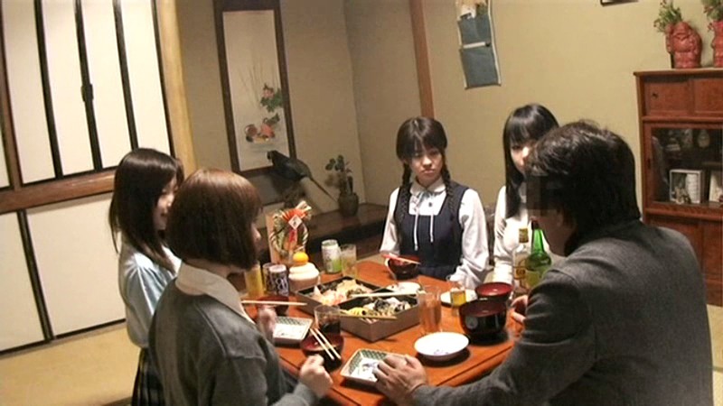 ＜盗撮＞ 俺の家には娘が3人と親戚の居候女子校生が1人。 正月の祝酒に...