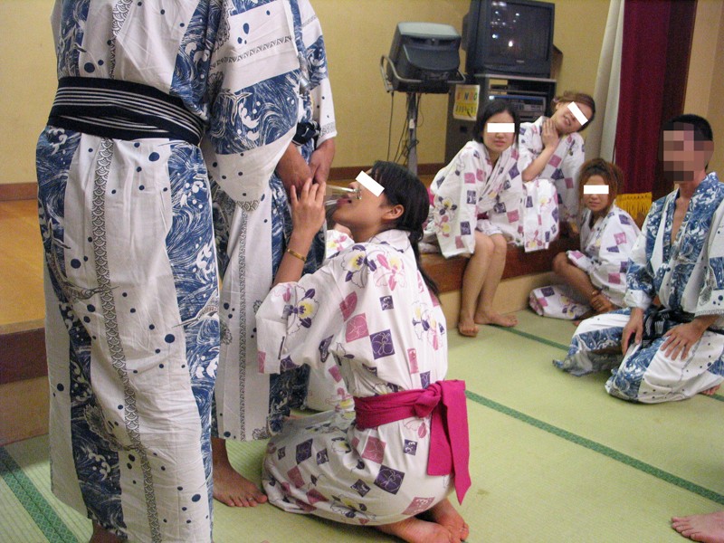 ＜盗撮＞ マネージャーの協力を得て！AVプロダクションの社員旅行に同行...