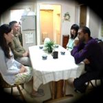 ＜盗撮＞ 旦那が見てない隙に外国人ホームステイに母も娘もめちゃくちゃにされてしまった家族の記録 2 『FANZA』