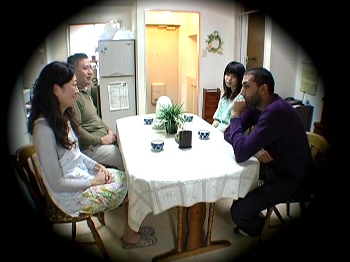 ＜盗撮＞ 旦那が見てない隙に外国人ホームステイに母も娘もめちゃくちゃに...