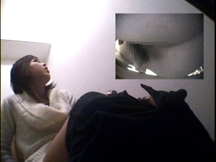 ＜盗撮＞ トイレ盗撮 撮られているとも知らず、アナルオナニーでイっちゃ...