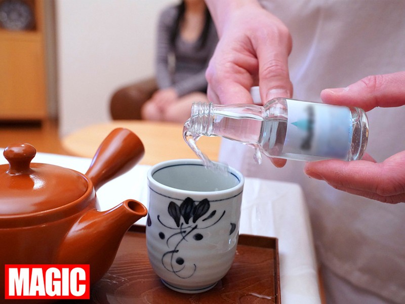 ＜盗撮＞ 利尿剤入りのお茶を飲まされた女性客が催す尿意に耐えられず着衣...