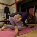 ＜盗撮＞ ズボンが脱げずに半ケツ母ちゃんハミ尻くねくね◆僕のエロ視線にパンしみ作って興奮し… 『FANZA』