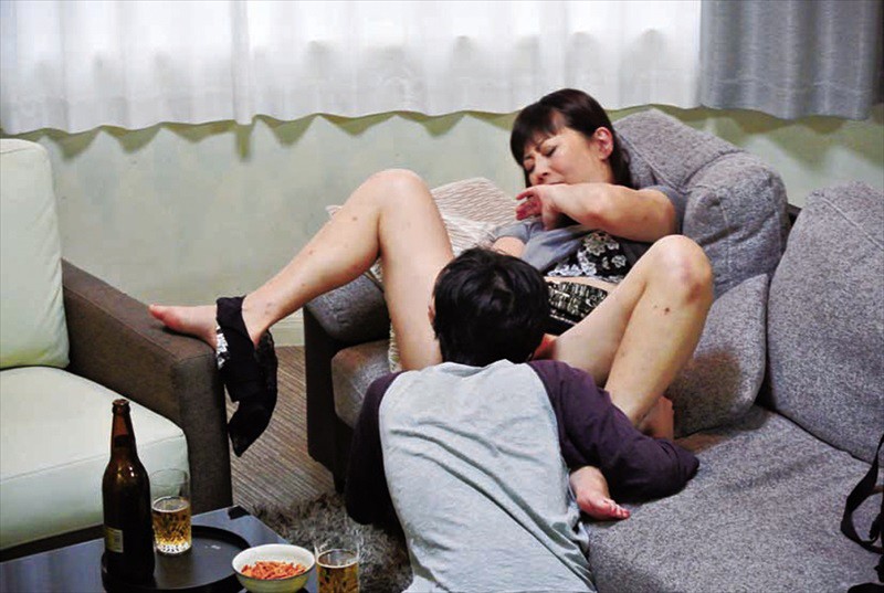 ＜盗撮＞ 1年以上SEXレスな妻をやりチンの友人と二人っきりにして口説...