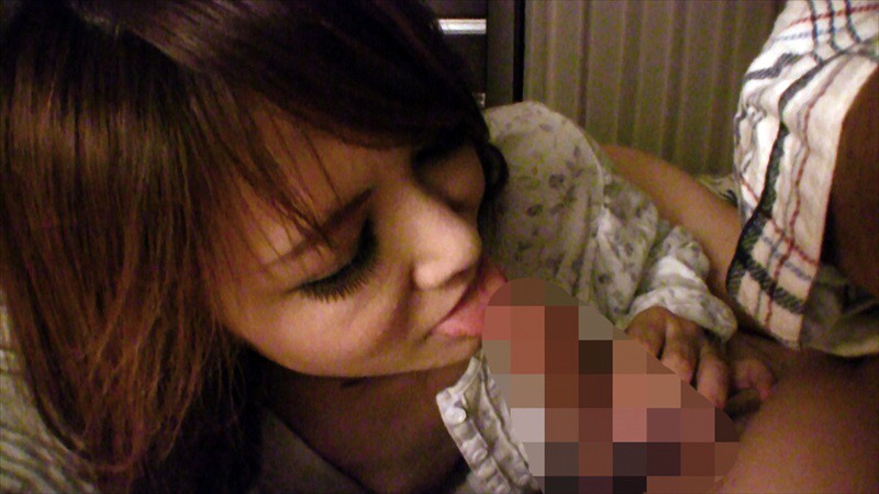 ＜盗撮＞ セックスレスな人妻さんが夫の知人に襲われ挿入されてイヤイヤ！...