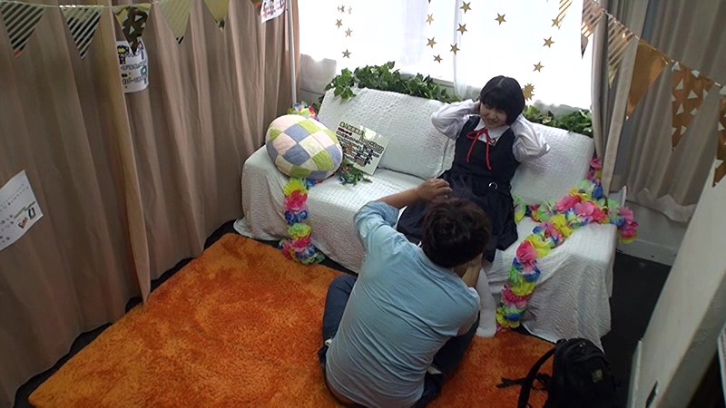 ＜盗撮＞ 密かに噂が広まっている学校帰りのアルバイト素人制服撮影会の実...