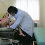 ＜盗撮＞ 五十路 産婦人科レ○プ 睡眠薬を飲ませ寝バック中出しする医師 盗撮映像 『FANZA』