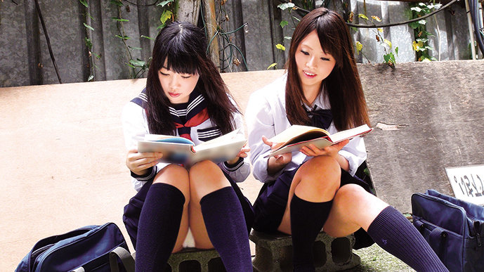 ＜盗撮＞ 制服美少女太ももパンチラ盗撮動画総集編 『FANZA』