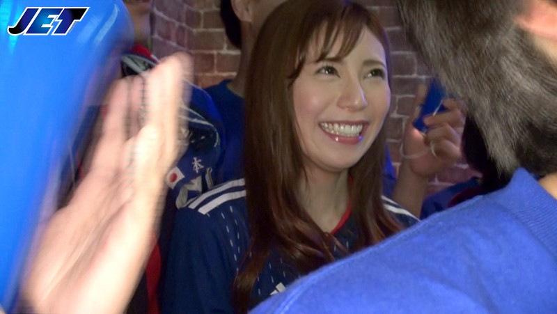 ＜盗撮＞ 日本代表NTR スポーツバーで観戦中にドサクサにまぎれて揉み...