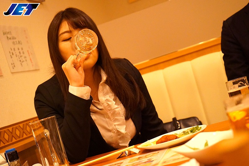 ＜盗撮＞ 酔うと記憶を無くす妻は何度寝取られても気付かない 新村あかり...