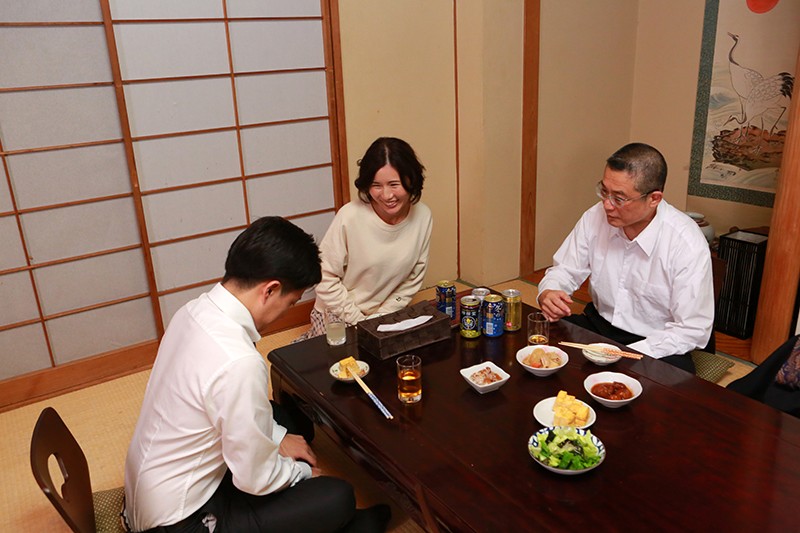 ＜盗撮＞ 欲求不満の妻をデカチンの部下と2人きりにしてみたら（13） ...