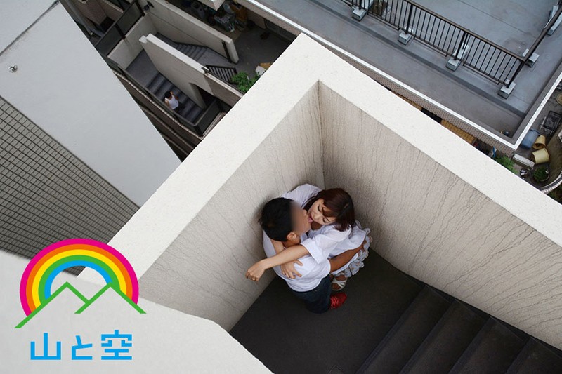 ＜盗撮＞ 美脚デカ尻の元レースクイーン奈央チャンは、《テ●スの王子様》...