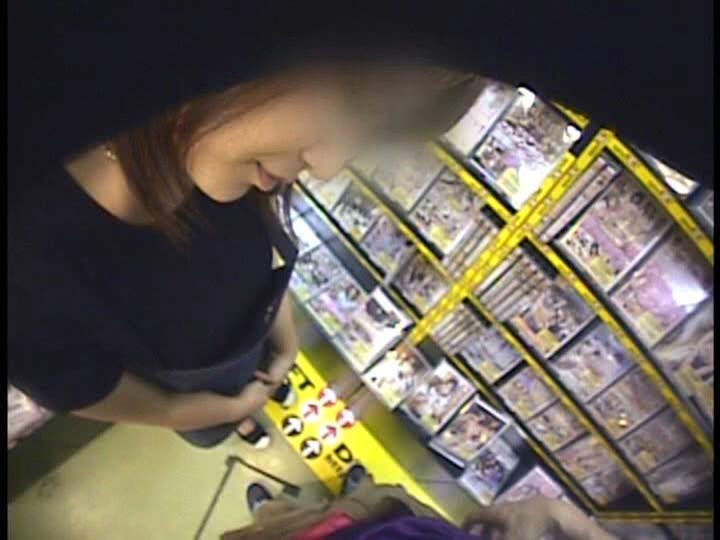 ＜盗撮＞ 「お願いされると断れない」勃起したチ○ポをウルんだ瞳で手コキ...