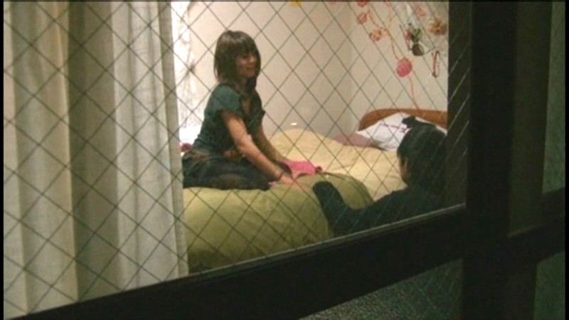 ＜盗撮＞ 親友の彼女の部屋を盗撮していたら目が合ってバレたはずなのに今...