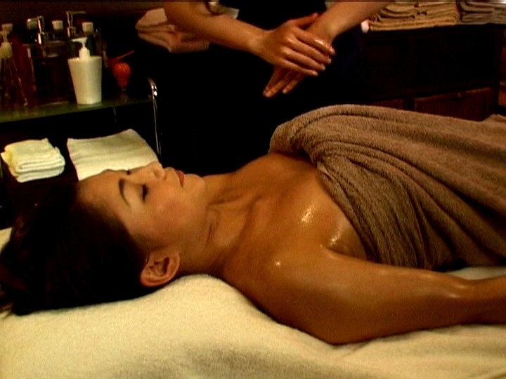 ＜盗撮＞ 熟女レズエステ 2 『FANZA』