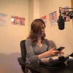 ＜盗撮＞ 一人カラオケBOXオナニー盗撮 人妻がおっぱい出し指ズボオナニーして電マで潮吹き流して即イキする瞬間を隠し撮り 『FANZA』