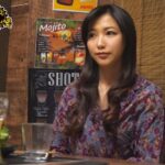 ＜盗撮＞ 「おばさんを酔わせてどうするつもり？」若い男女で溢れ返る相席居酒屋で一人呑みしている熟女を狙い撃ちで口説いてお持ち帰り！寂しさと欲求不満が募った素人奥さんの乾いたカラダはよく濡れる！！VOL.36 『FANZA』