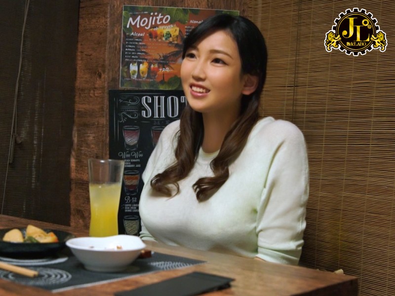 ＜盗撮＞ 「おばさんを酔わせてどうするつもり？」若い男女で溢れ返る相席...