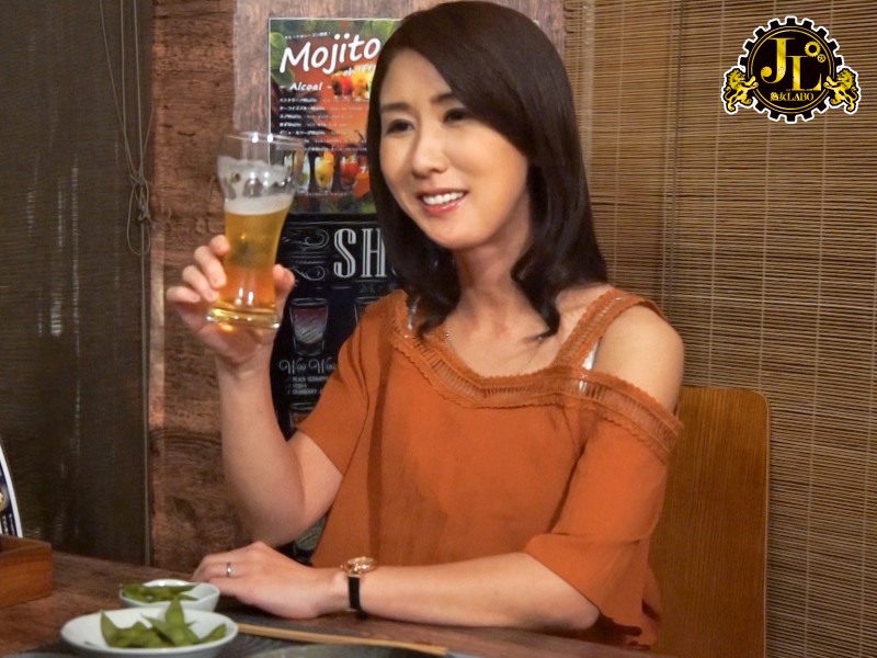 ＜盗撮＞ 「おばさんを酔わせてどうするつもり？」若い男女で溢れ返る相席...