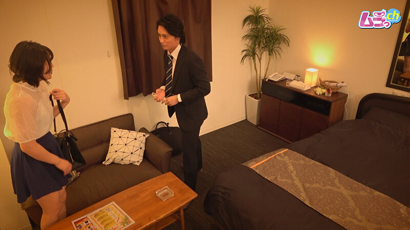 ＜盗撮＞ ホテル盗撮 ウブそうと見下していた年下女に、攻められ男の潮吹...