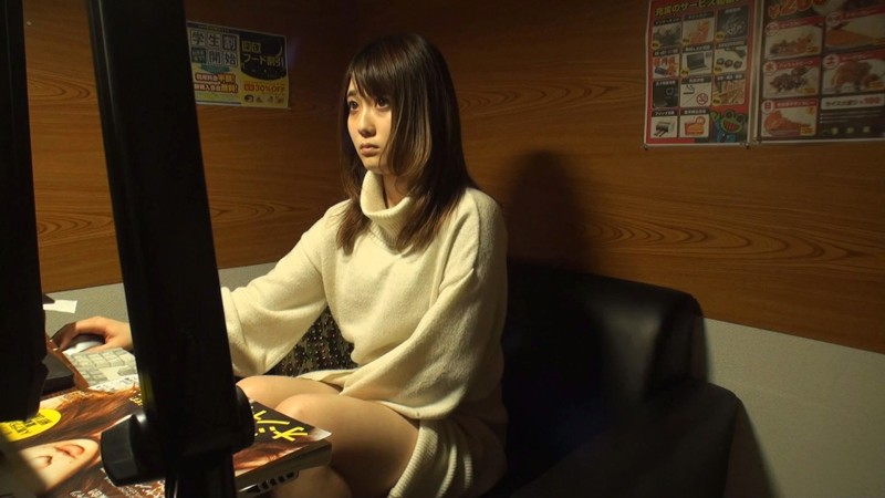 ＜盗撮＞ 声を出せず自分の指でグチョグチョ音を立てながらイキまくるマン...