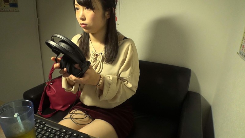 ＜盗撮＞ ネットカフェ盗撮 溢れ出る声を押し殺しオナニーに没頭する女達...