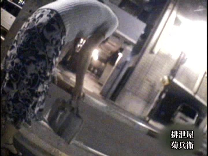 ＜盗撮＞ 泥●した女に浣腸してみたら気持ちよさそうにウンコをもらしまく...