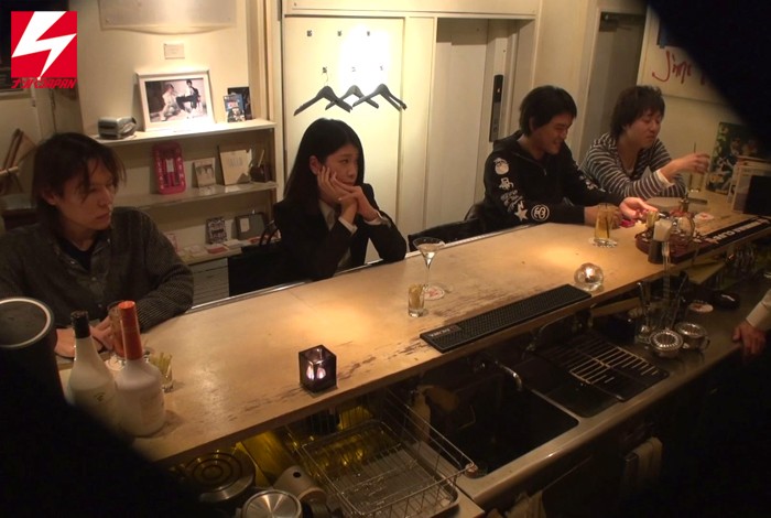 ＜盗撮＞ 勤務先のBARで気になっていた常連客を泥●させて鬼畜ナンパ、...