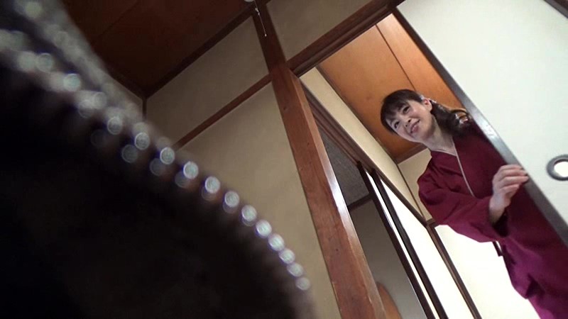 ＜盗撮＞ 美人と評判の仲居さんがいる旅館に行って仲居さんを強引に口説い...