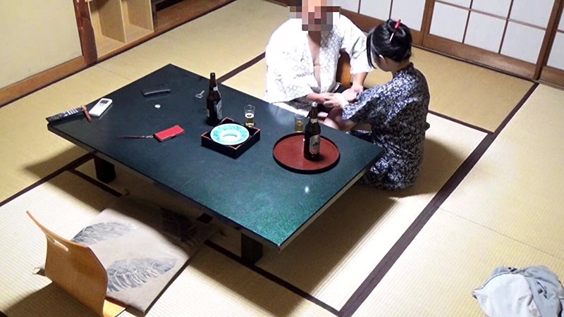 ＜盗撮＞ 美人と評判の仲居さんがいる旅館に行って仲居さんを強引に口説い...